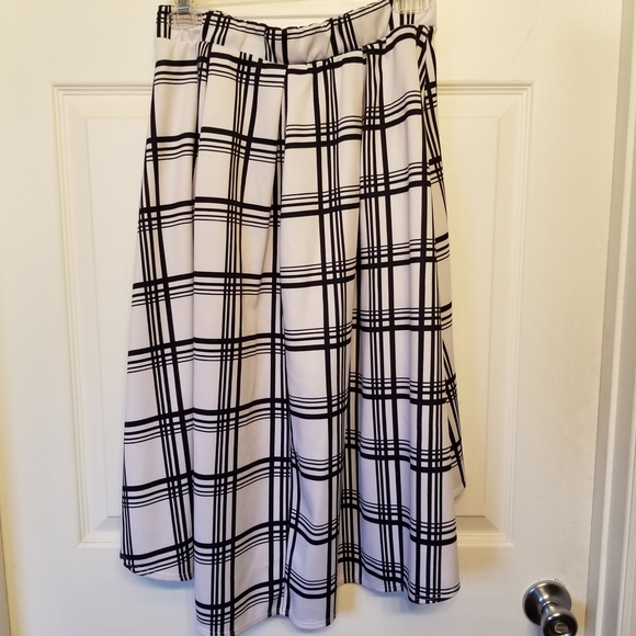Black & White Plaid High-Low Skirt with Elastic Waistband - Picture 3 of 4